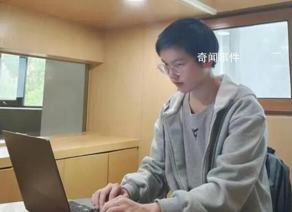 搬砖的清华学生谈回乡做公务员 爸爸去世了母亲还在工作我想去陪她