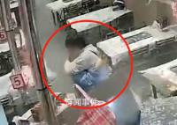 司机醉驾撞进餐厅顾客抱紧女友 警方：男司机醉驾且无证