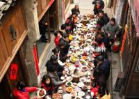 一桌八个菜仅一荤卖528元 主办方称有些人看热闹不嫌事大