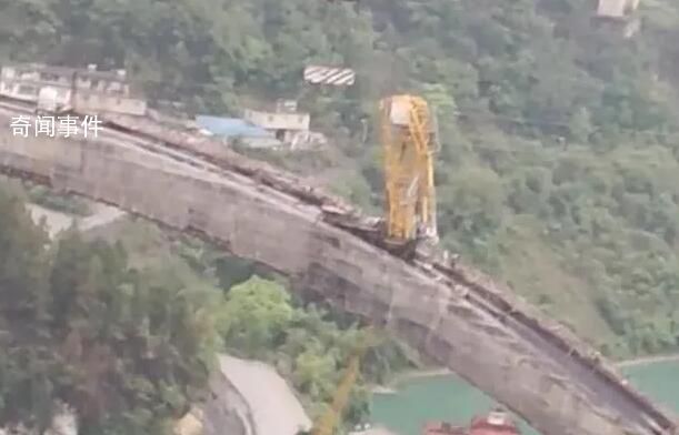 重庆一在建大桥塔吊被撞断 应急部门已协调工作人员赶赴现场处置