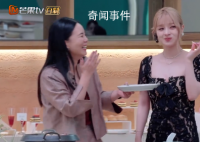 龚琳娜哄骗美依礼芽吃折耳根 表情瞩目
