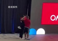 全红婵夺冠后被英国选手熊抱离场 被第三名的英国小姐姐直接抱走