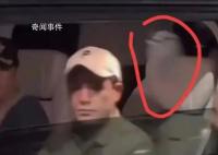 张颂文车内被扔东西 险些被砸到