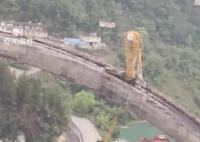 重庆一在建大桥塔吊被撞断 应急部门已协调工作人员赶赴现场处置