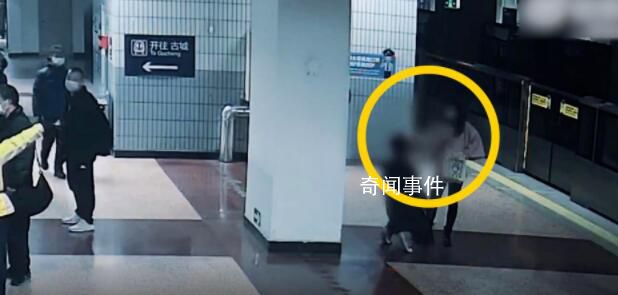猥亵男被女子揪住后当场下跪求饶 被北京公交警方依法拘留