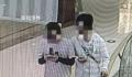 商场两男子朝婴儿车吐口水 孩子发生腹泻