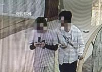 商场两男子朝婴儿车吐口水 孩子发生腹泻