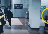 猥亵男被女子揪住后当场下跪求饶 被北京公交警方依法拘留