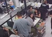 多人轮番骚扰女顾客 店员制止被报复