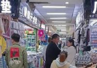 男子强拉老婆退掉几十元衣服 叫你不要买那是我的钱