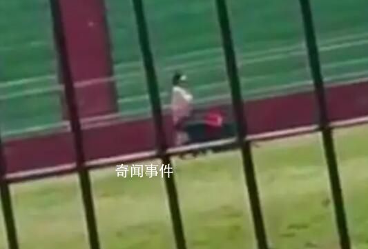 老师让学生在操场爬行 教育局回应