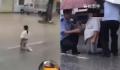 孕妇冒雨跪派出所门口 警方回应