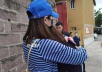 重庆坠亡姐弟生母给孩子念判决词 妈妈会为你们讨回公道