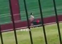 老师让学生在操场爬行 教育局回应