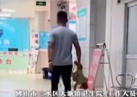 男子倒提婴儿穿过走廊?医院回应 