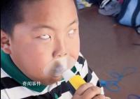 小男孩做肺活量测试拼到翻白眼 逗笑了不少网友