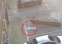 2名小孩和防盗窗一起坠楼 警方回应