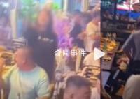 淄博游客不听劝说挑衅民警被带走 女子公然挑衅被带走