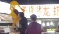 摊主中奖千万后兴奋掀桌?质疑声来了