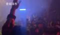 英国酒吧蹦迪放家有儿女主题曲 网友：你的童年我的童年好像都一样