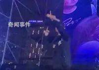 一万的票隔壁唱了九千八 网友：这个大哥太过分了你花钱来听他唱吗
