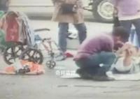 官方回应残疾男孩被脱裤后乞讨 视频中两人为父子关系并不存在虐待的情况