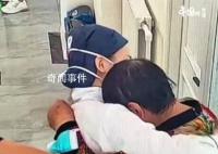 母亲见牙医像已故女儿瞬间落泪 牙医偷偷订了一束花送给阿姨安慰她