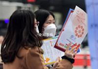 回家做“全职儿女”的年轻人