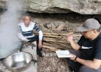 第一代农民工的晚年岁月 老房早已垮塌寄居洞穴的生活