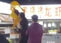 摊主中奖千万后兴奋掀桌?质疑声来了