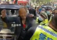 男子与交警争执后进ICU 男子不服重复处罚与执勤交警发生推搡