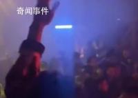 英国酒吧蹦迪放家有儿女主题曲 网友：你的童年我的童年好像都一样