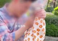 90后宝爸拽脚倒提1岁女儿摸金鱼 网民对此看法不一