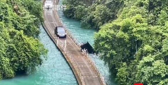 媒体:湖北一游览车落水沉没致5死