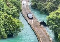 媒体:湖北一游览车落水沉没致5死