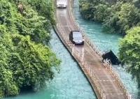 恩施网红浮桥车辆坠河 景区已停业