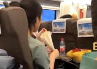 女子武汉坐高铁满车人都在啃鸭脖 谁又能抵挡美食的诱惑呢