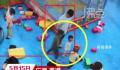 男童碰倒女童遭对方家长怒摔3次 具体情况正在调查中