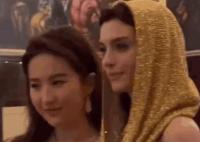 刘亦菲和安妮海瑟薇合影 真的是两位大美女的梦幻联动了