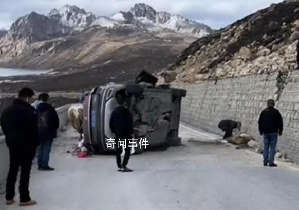 318川藏线巨石滚落砸烂一轿车 现场有人发出尖叫