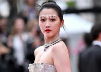 关晓彤戛纳穿闪钻礼服亮相 像一朵盛开的黑玫瑰