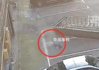 两名儿童随防护窗从5楼坠落 已身亡