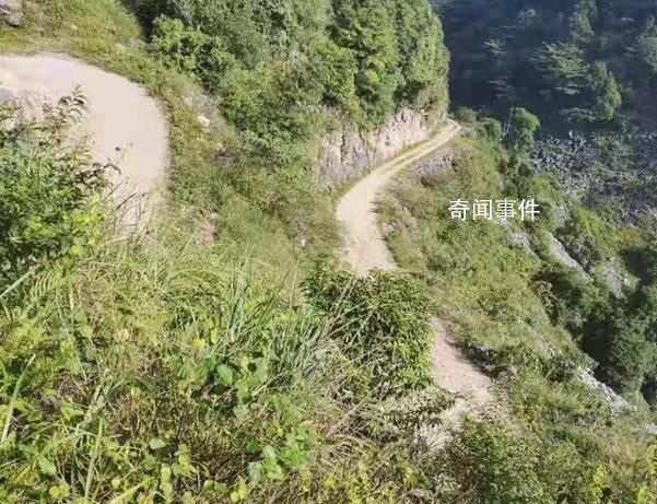广西载14人车辆翻下悬崖:11人遇难