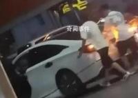 5名男子酒后推车1公里回家 网友：为了喝酒也是拼了