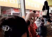食博会展台商品遭多人哄抢 商品并非免费发放