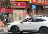 女子逼停汽车泼粥骂渣男 用手中的砖头不断的砸向车辆后视镜和玻璃