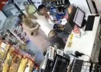 男子便利店里殴打女店员 被警方控制