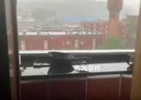 女子家中厨房窗户被暴风雨整个吹掉 幸亏楼下人比较少没砸到人