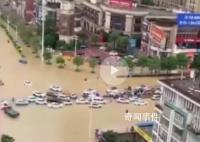 桂林强降雨出现内涝:车要浮起来了