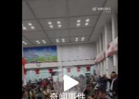 内蒙古火车站乐手齐奏万马奔腾 周围的观众都拿手机开始录